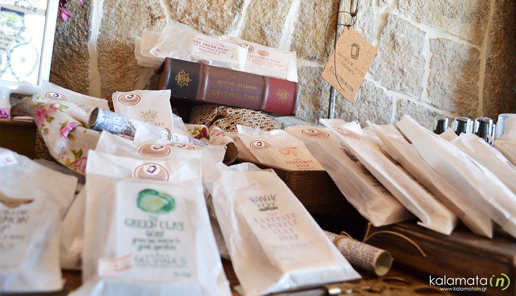 ena-mikro-magazi-san-spirtokouto-stin-kalamata-3