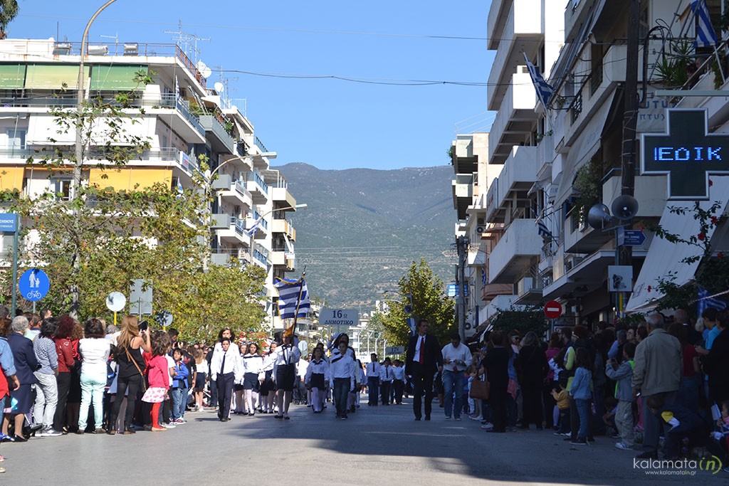 plithos-kosmou-sti-fetini-parelasi (10)