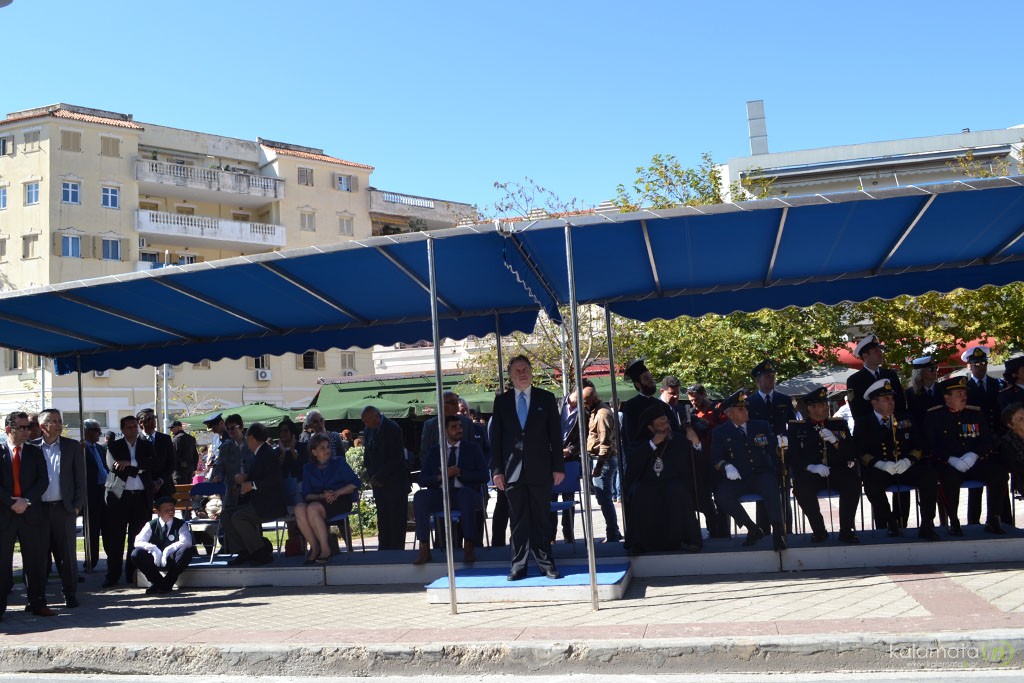 plithos-kosmou-sti-fetini-parelasi (16)