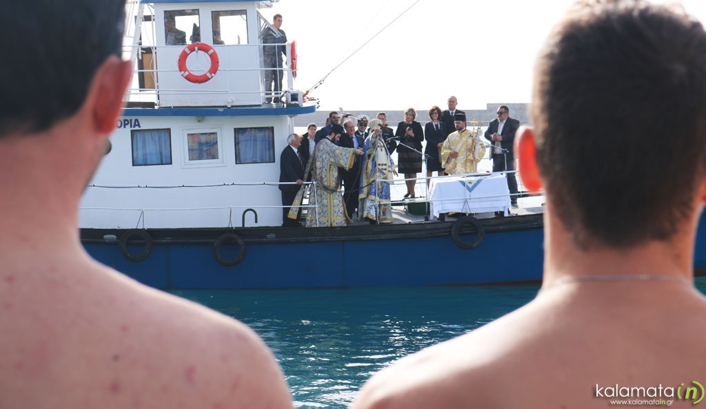 theofania-me-plithos-kosmou-stin-kalamata-photos-2