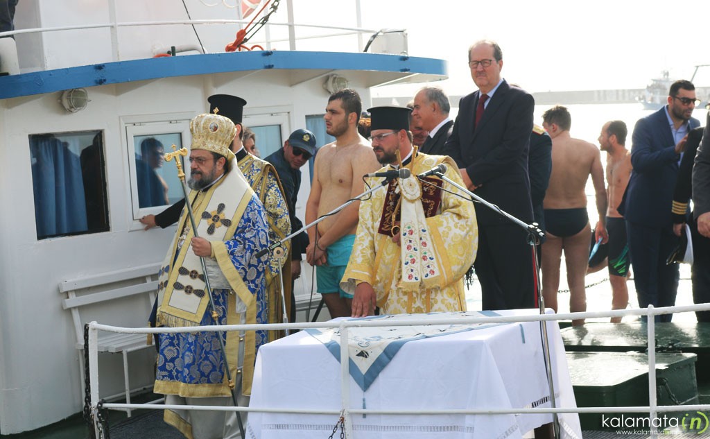 theofania-me-plithos-kosmou-stin-kalamata-photos-3