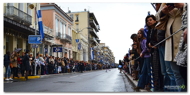 Σε λίγο ξεκινά η παρέλαση για την 25η Μαρτίου