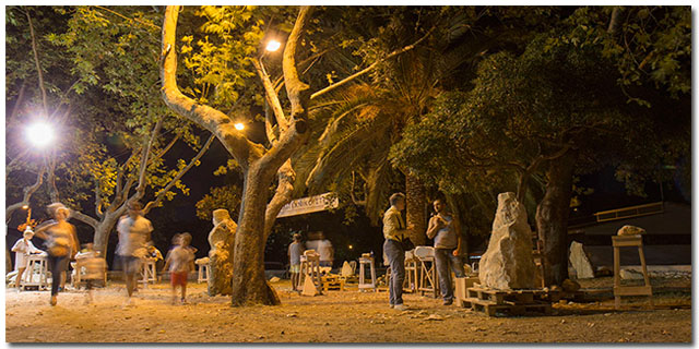 Γλυπτική με φόντο τη θάλασσα (photos)