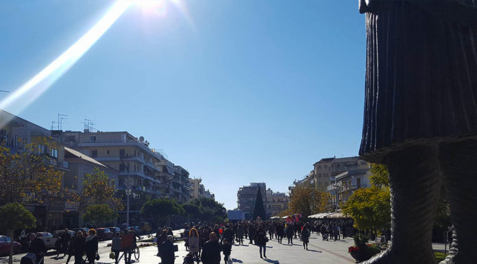 Μετά το click away έρχεται το click in shop…
