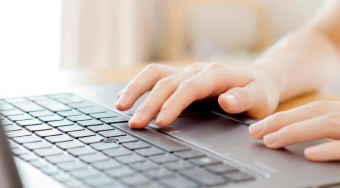 Ξεκινάει η χορήγηση voucher 200 ευρώ για αγορά tablet, laptop, desktop – Ποιοι είναι οι δικαιούχοι και κριτήρια