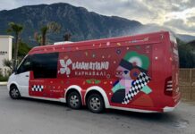 Το Καλαματιανό Καρναβάλι βγαίνει στους δρόμους – Αστικό λεωφορείο ντύθηκε αποκριάτικα